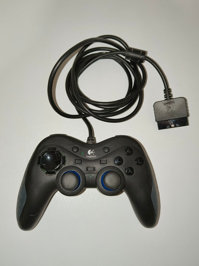 Logitech PlayStation 2 -ohjain