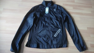 DIADORA tuulitakki L/XL- koko lenkkeilyyn.