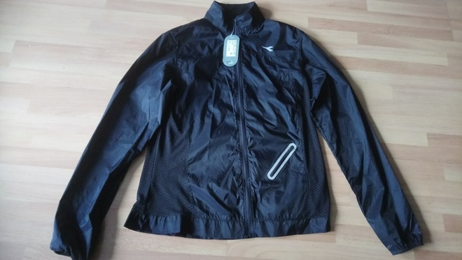 DIADORA tuulitakki L/XL- koko lenkkeilyyn.