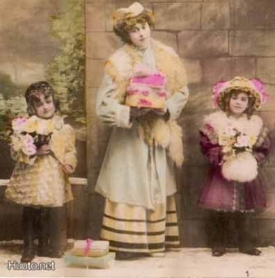 PERHEIDYLLI / Äiti ja tytöt tiilimuurin edessä. 1900-l.