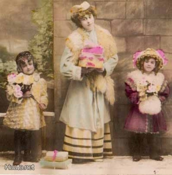 PERHEIDYLLI / Äiti ja tytöt tiilimuurin edessä. 1900-l.