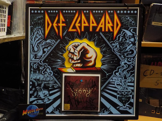 DEF LEPPARD TAULU NIMMAREILLA