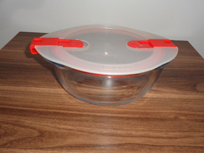 Lasinen Pyrex uunivuoka kannella