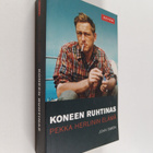 John Simon : Koneen ruhtinas : Pekka Herlinin elämä - pikkukuva 1