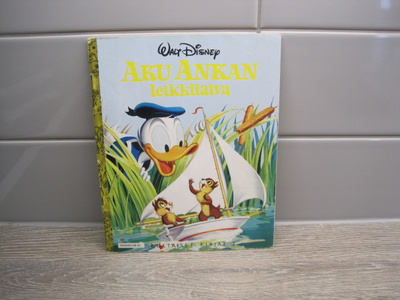 WALT DISNEY KULTAISET KIRJAT, AKU ANKAN LEIKKILAIVA no 2