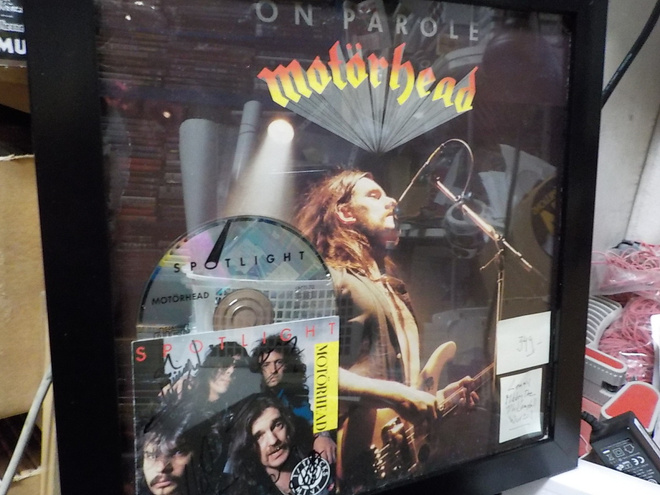 MOTÖRHEAD TAULU NELJÄLLÄ NIMMARILLA   (W)