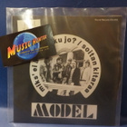 MODEL - MIKS' EI ÄITIS NUKU JO? / SOITAN KITARAA M-/M- 7" - pikkukuva 1