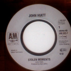 JOHN HIATT :: STOLEN MOMENTS / OLD HABITS :: VINYYLI 7" 1990 - pikkukuva 2