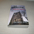 Elly Griffiths Viimeinen leposija -pok - pikkukuva 1