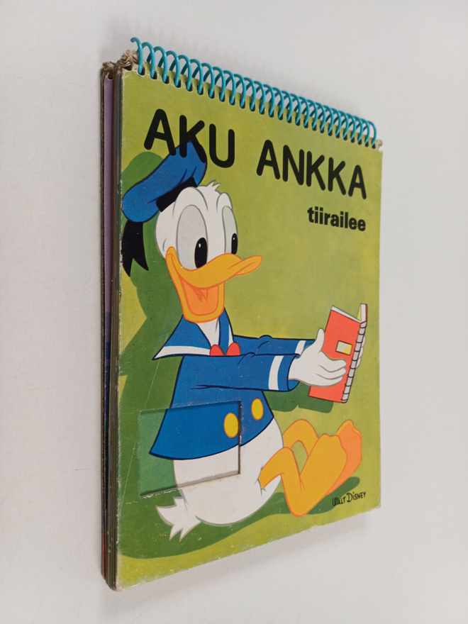 Walt Disney : Aku Ankka tiirailee