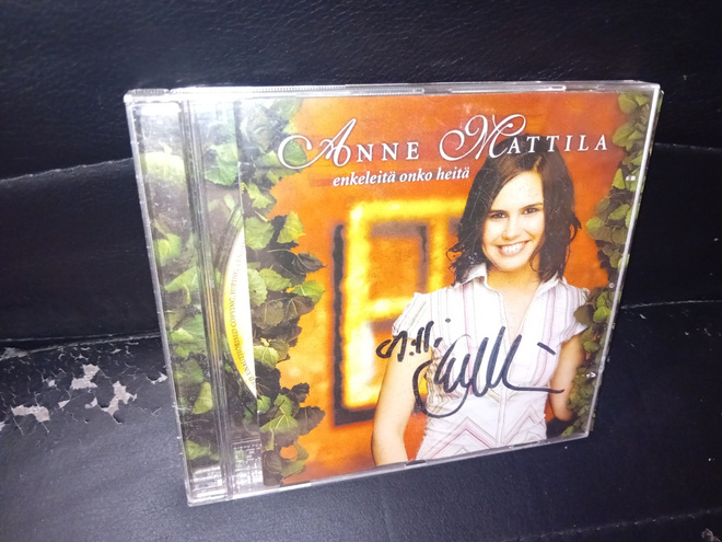 CD Anne Mattila : enkeleitä onko heitä ( SIGNED  ) SIS POSTI