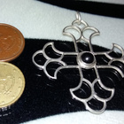 Design SAURUM Hopea risti riipus musta kivi  - pikkukuva 4