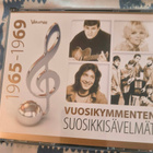 VUOSIKYMMENTEN SUOSIKKISÄVELMÄT 3 cd-boxia - pikkukuva 1