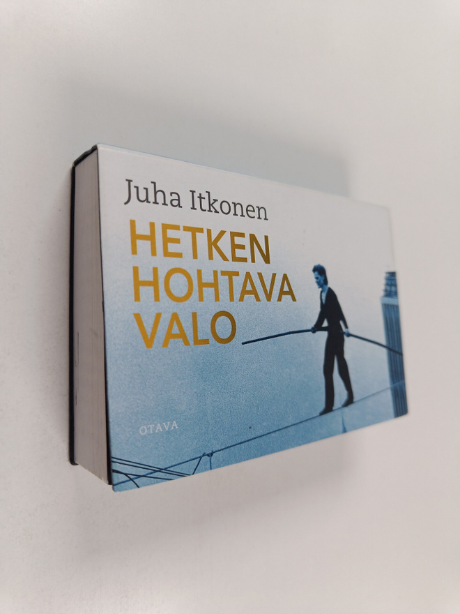 Juha Itkonen : Hetken hohtava valo (Miki-kirja)