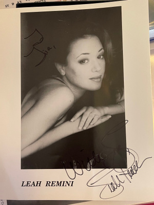 Näyttelijä Leah Remini nimikirjoitus promokuvassa
