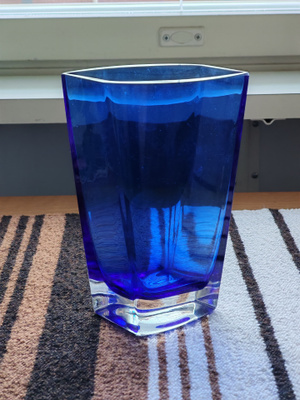 Näyttävä koboltinsininen design-lasimaljakko