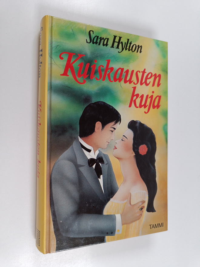 Sara Hylton : Kuiskausten kuja
