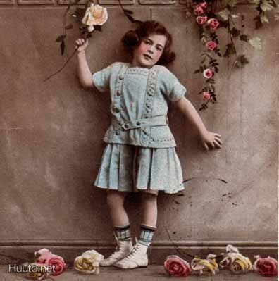 LAPSI / Pikkutyttö ja lempeän romanttiset ruusut. 1910-l.