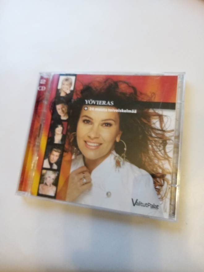2CD Yövieras + 24 muuta iskelmää ( Sis.postikulut )