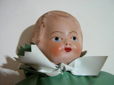 Mummolan vanha nukenpää -lokerikko
