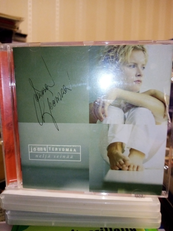 CD JONNA TERVOMAA : NELJÄ SEINÄÄ (SIGNED) SIS POSTIKULU