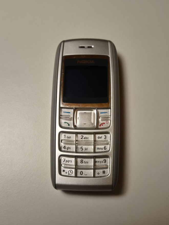 Nokia 1600 + laturi...