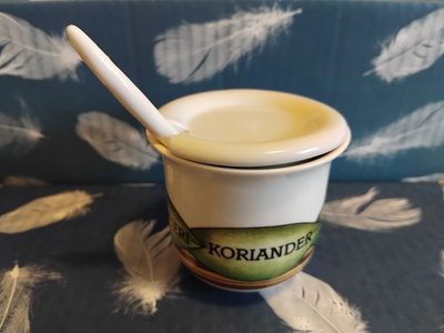 Vanha Arabian korianteri maustekulho lusikalla