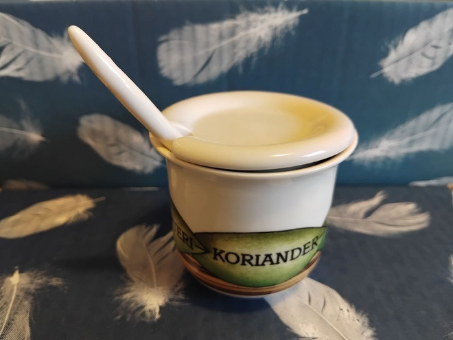 Vanha Arabian korianteri maustekulho lusikalla