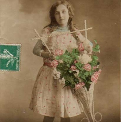 LAPSI / Romanttinen ruusuasetelma ja tyttö. 1900-l.