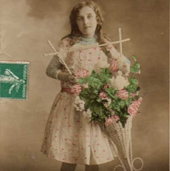 LAPSI / Romanttinen ruusuasetelma ja tyttö. 1900-l.