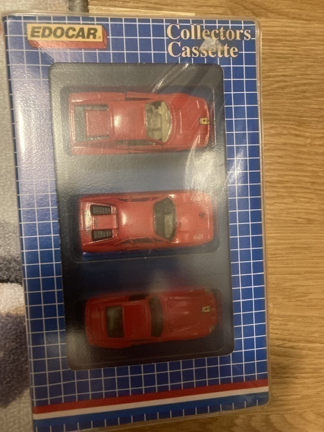Ferrari setti 90-luvulta. 3x 1/64 pikkuauto.