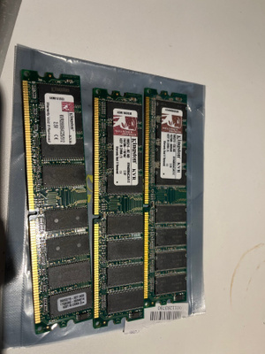 3 kertaa 512 MB SO DIMM Kingston muistia