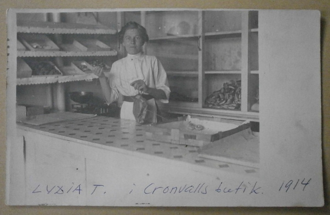 Helsinki Cronvallin liike, Lydia T. palvelee asiakkaita 1914