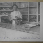 Helsinki Cronvallin liike, Lydia T. palvelee asiakkaita 1914 - pikkukuva 1