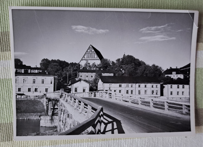 Porvoo, sillalta kirkolle päin, kulkematon