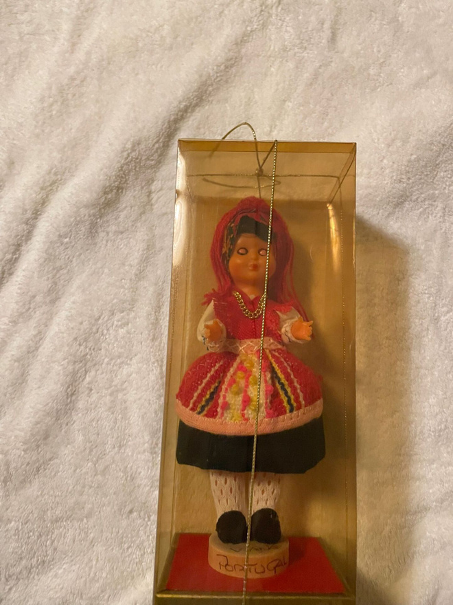 Vanha nukke kansallispuvussa Portugal