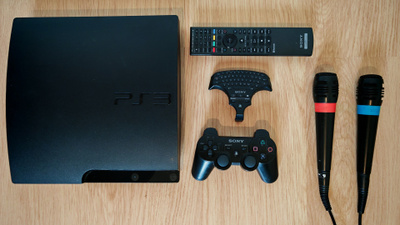 PS3 slim konsoli + pelejä ym.