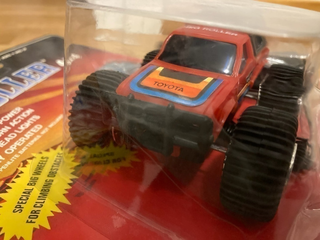 Toyota Hilux 80-luvun pienoismalli kauko-ohjattava