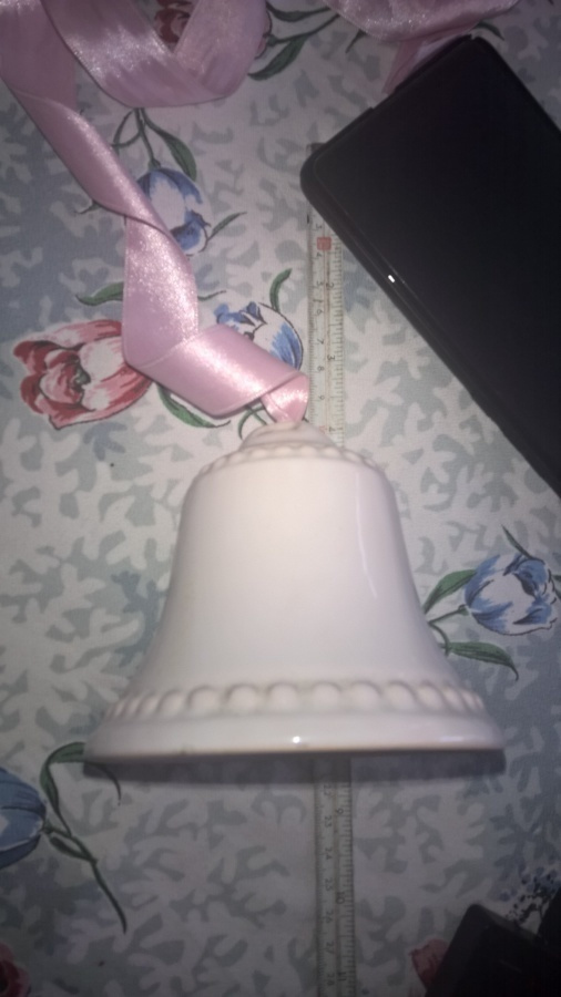 Valkoinen posliininen koristekello