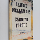 Carolyn Forche : Landet mellan oss - pikkukuva 1