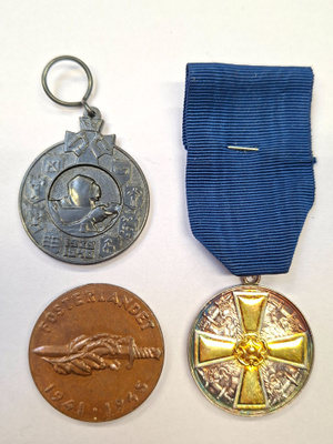 Kolme mitalia