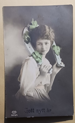 Nuori leidi kaulassaan hevosenkenkä ja neliapiloita, p. 1922