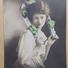 Nuori leidi kaulassaan hevosenkenkä ja neliapiloita, p. 1922 - pikkukuva 1