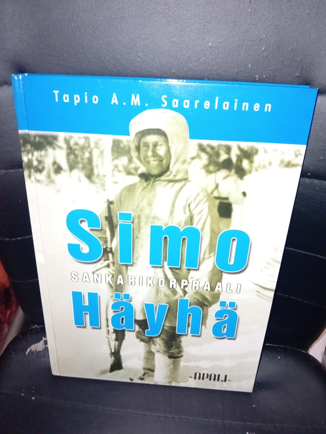 Saarelainen  : Sankarikorpraali Simo Häyhä ( SIS POSTIKULU