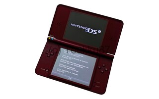 NDSI XL - Nintendo DSi XL (viininpunainen) + laturi
