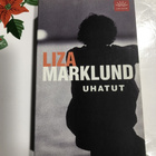 Liza Marklund: Uhatut (pokkari) - pikkukuva 1