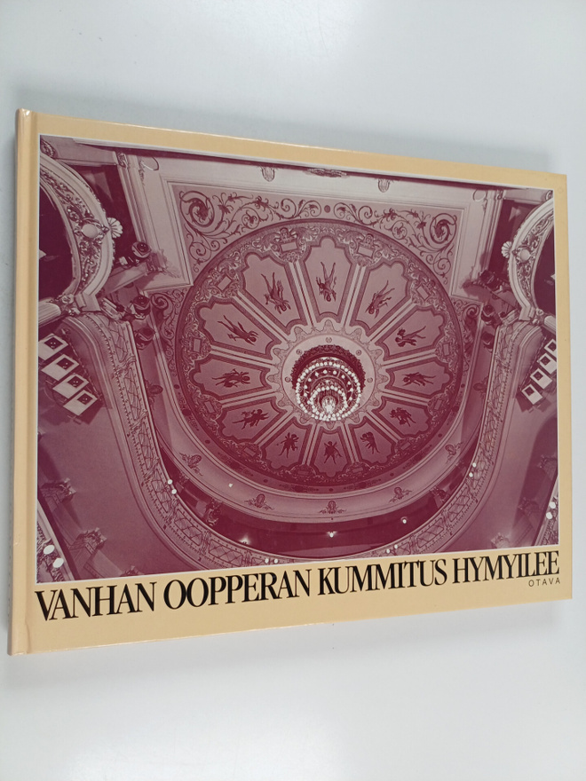 Vanhan oopperan kummitus hymyilee