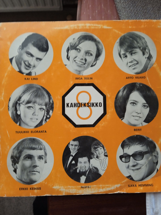 LP-LEVY: KAHDEKSIKKO 1         8 ERI LAULAJAA