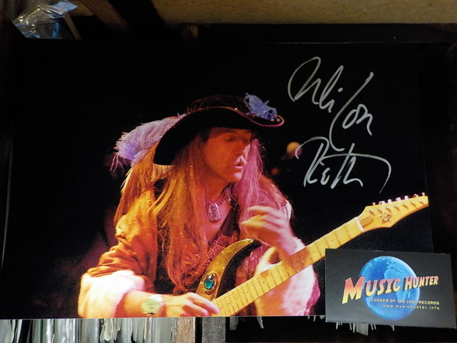 ULI JON ROTH NIMIKIRJOITUS VALOKUVASSA