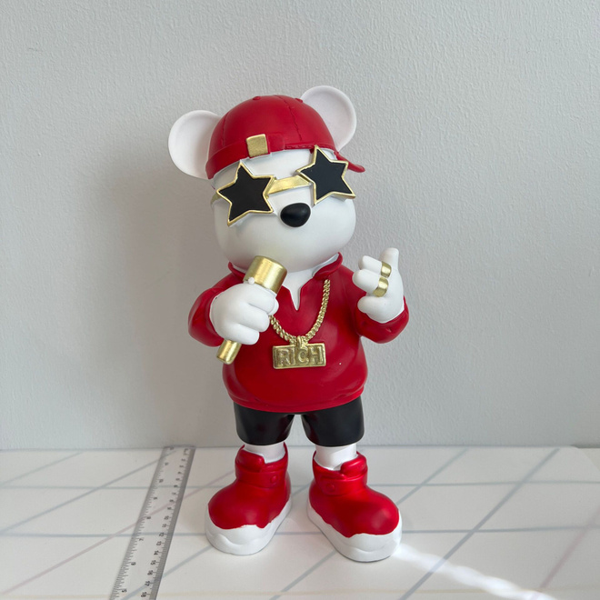 UUSI! Näyttävä Rapper Bear -Koristepatsas